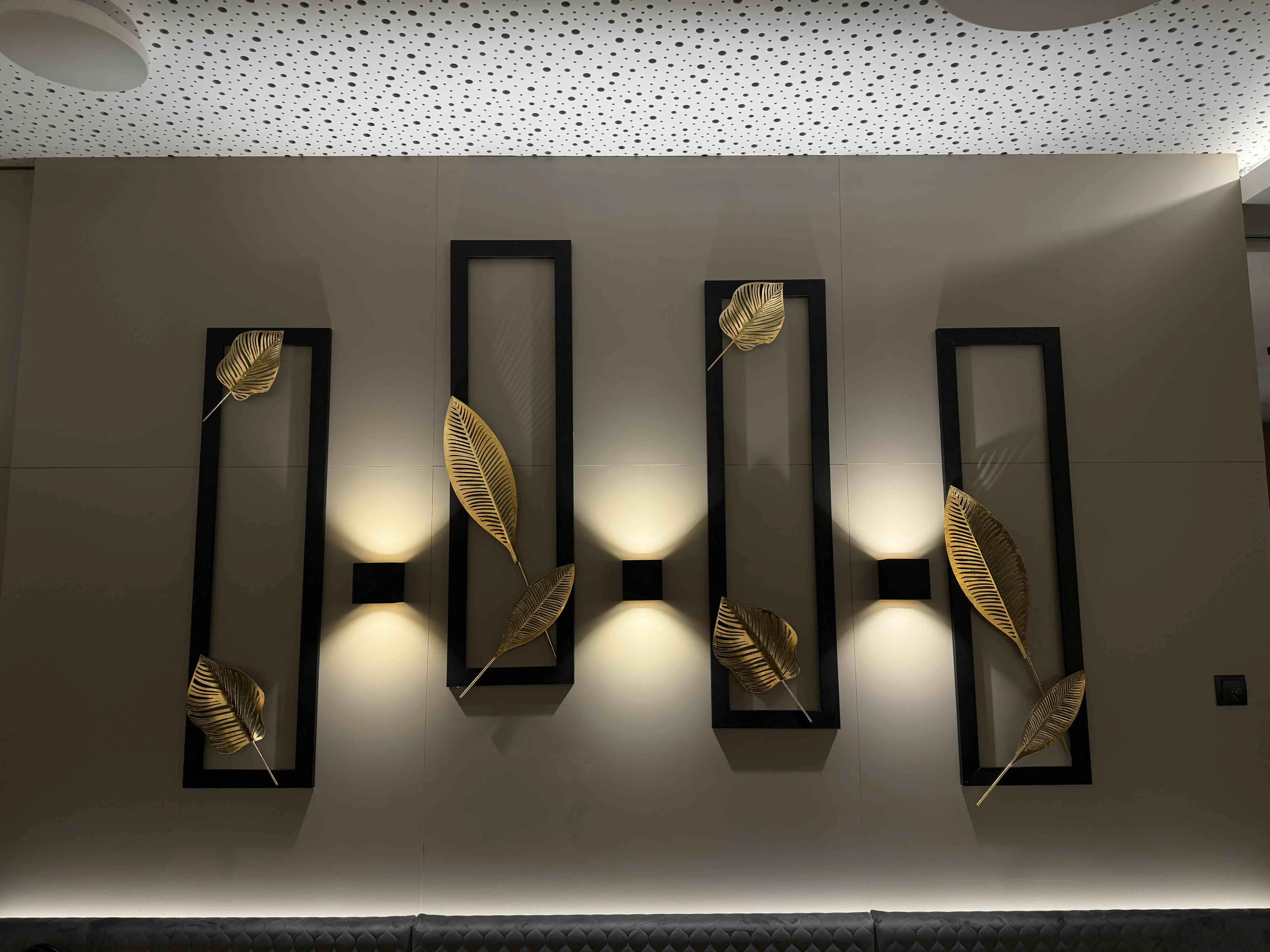 Kunstvolle Wanddekoration mit goldenen Blättern