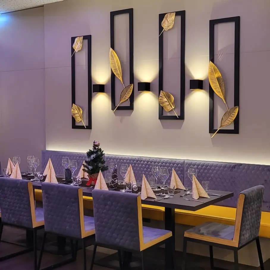 Eleganter Speisebereich mit goldenen Blatt-Dekorationen