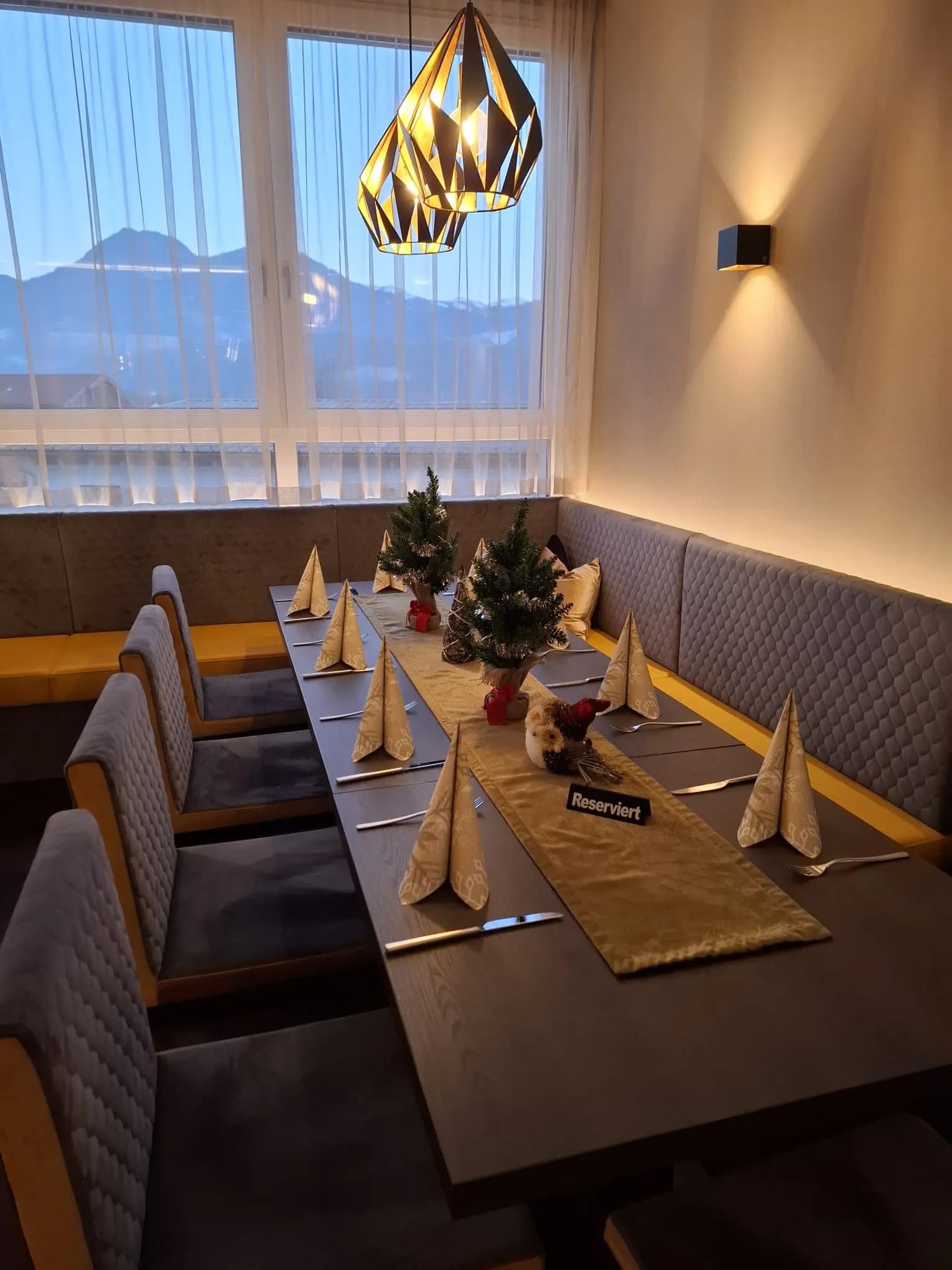 Gemütliche Stube mit Bergblick